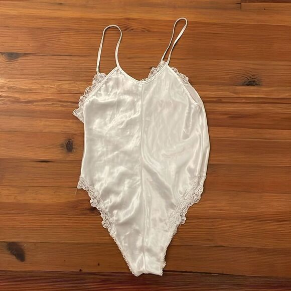 Victoria's Secret Vintage White Lace Teddy Bodysuit Womens Size Medium Lace USA - Picture 4 of 15
